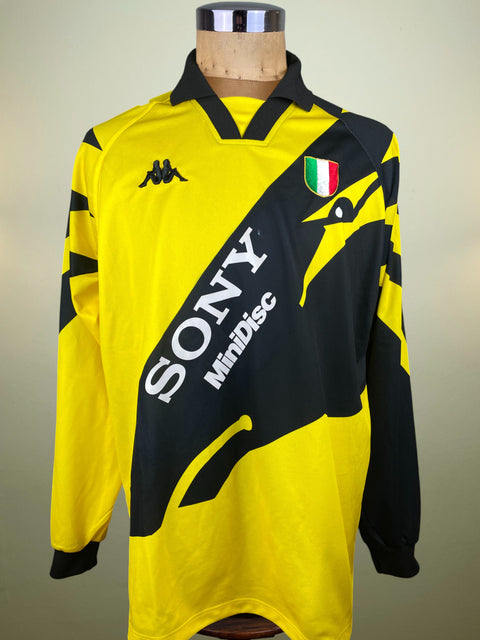 Yellow and black Juventus Goalkeeper jersey with Kappa logo and Sony MiniDisc branding on a mannequin.