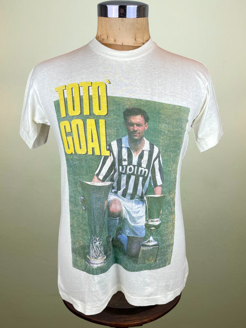 T-shirt on a mannequin with Toto Schillaci in a Juve Shirt against a plain background.