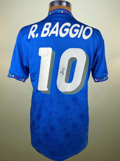 Blue Diadora Italy Soccer jersey with 'R. Baggio' and number '10' on a beige background