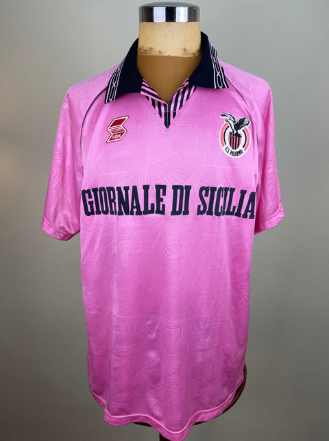 Match worn pink short sleeve Palermo home shirt from the 1992-93 season worn by Massimiliano Favo, with Giornale di Sicilia sponsor across the chest. Made by ABM.