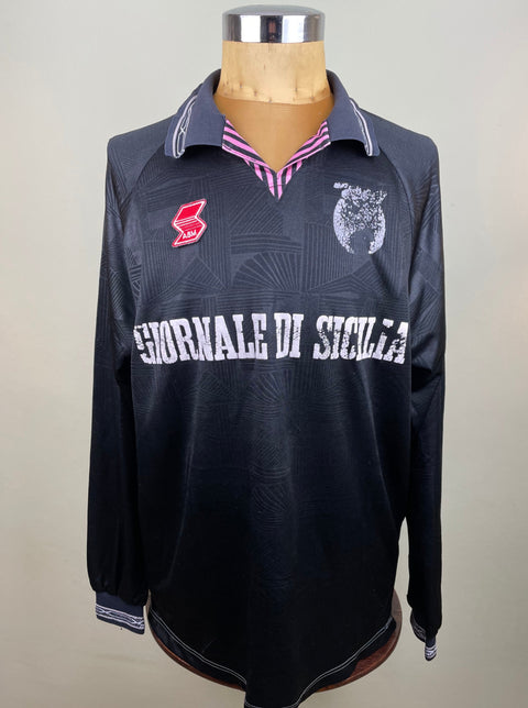 Match prepared black long sleeve Palermo third shirt from the 1992-93 season, with Giornale di Sicilia Sponsor across the chest. Made by ABM.