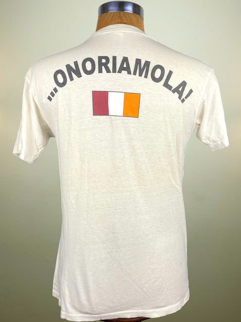 White t-shirt with 'ONORIAMOLA!' text and flag design on a mannequin against a light background