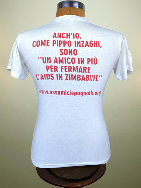 White short-sleeve t-shirt displayed on a mannequin torso, showing the back with bold red Italian text and a website URL printed on it.